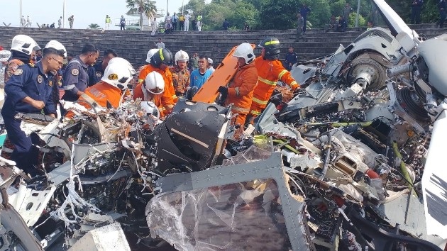 两架马来西亚海军直升机在空中相撞，机上10名机组人员全部遇难